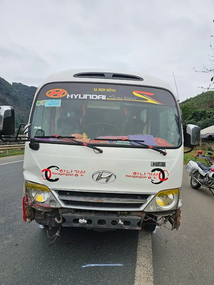 Tài xế xe khách lạng lách, liên tiếp đâm đuôi xe cảnh sát - Ảnh 1. Tài xế xe khách lạng lách, liên tiếp đâm đuôi xe cảnh sát - Ảnh 1.