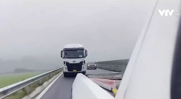 Phớt lờ biển cấm, nhiều xe tải trên 10 tấn vẫn đi vào cao tốc - Ảnh 1. Phớt lờ biển cấm, nhiều xe tải trên 10 tấn vẫn đi vào cao tốc - Ảnh 1.