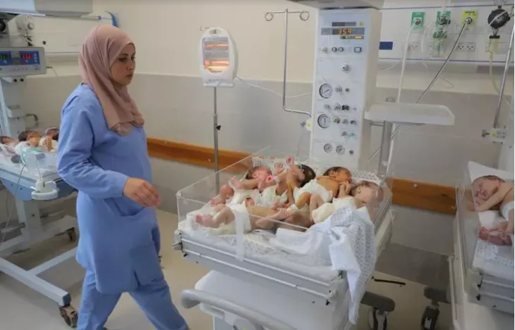 Thiếu thốn mọi bề, trẻ sơ sinh phải dùng chung lồng ấp ở Dải Gaza - Ảnh 1. Thiếu thốn mọi bề, trẻ sơ sinh phải dùng chung lồng ấp ở Dải Gaza - Ảnh 1.