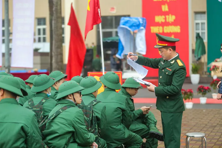 Xúc động giây phút tiễn tân binh - Ảnh 1. Xúc động giây phút tiễn tân binh - Ảnh 1.