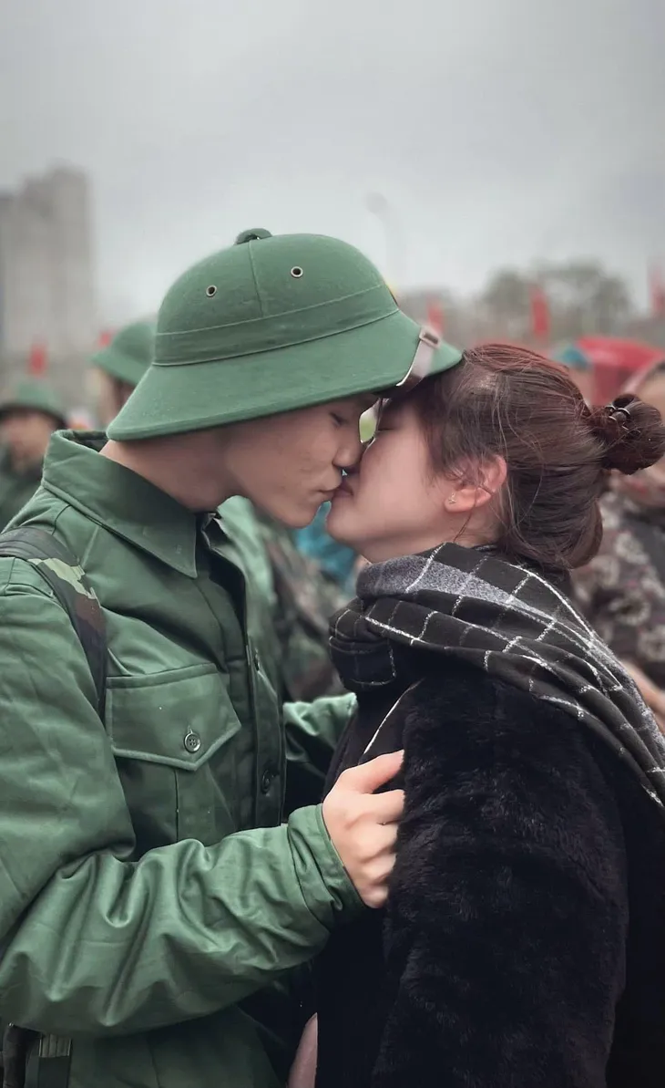 Xúc động giây phút tiễn tân binh - Ảnh 4. Xúc động giây phút tiễn tân binh - Ảnh 4.