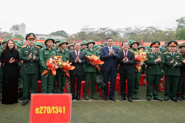Lễ giao nhận quân: Viết tiếp khúc quân hành trên quê hương Đại tướng Võ Nguyên Giáp - Ảnh 8. Lễ giao nhận quân: Viết tiếp khúc quân hành trên quê hương Đại tướng Võ Nguyên Giáp - Ảnh 8.
