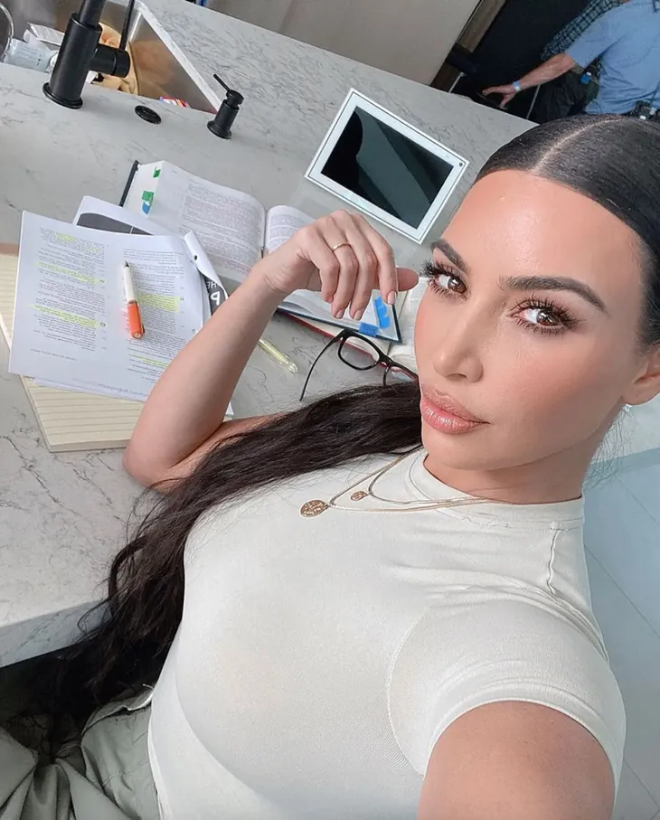 Kim Kardashian tạm gác ước mơ làm luật sư - Ảnh 1. Kim Kardashian tạm gác ước mơ làm luật sư - Ảnh 1.