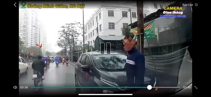 Phạt tiền, tước bằng lái 2 tháng tài xế ô tô đi ngược chiều, đe dọa người đi đường - Ảnh 2. Phạt tiền, tước bằng lái 2 tháng tài xế ô tô đi ngược chiều, đe dọa người đi đường - Ảnh 2.