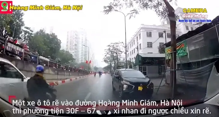 Phạt tiền, tước bằng lái 2 tháng tài xế ô tô đi ngược chiều, đe dọa người đi đường - Ảnh 1. Phạt tiền, tước bằng lái 2 tháng tài xế ô tô đi ngược chiều, đe dọa người đi đường - Ảnh 1.