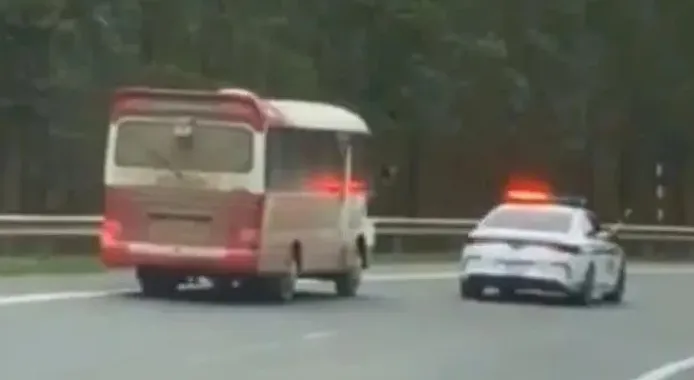 Xe khách đánh võng, đâm hỏng xe CSGT: Tài xế khai bỏ chạy do lo sợ - Ảnh 1. Xe khách đánh võng, đâm hỏng xe CSGT: Tài xế khai bỏ chạy do lo sợ - Ảnh 1.