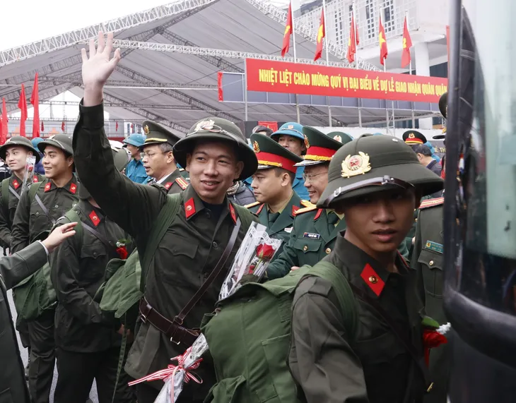 Ngày đầu trong quân ngũ của các tân binh - Ảnh 1. Ngày đầu trong quân ngũ của các tân binh - Ảnh 1.