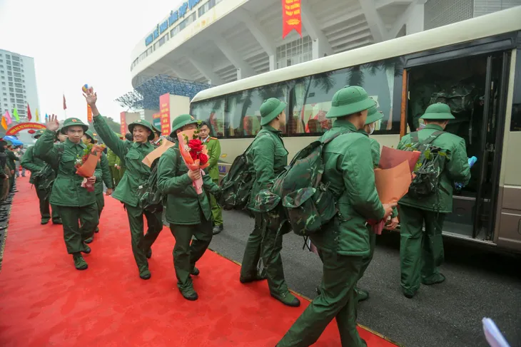 Xúc động giây phút tiễn tân binh - Ảnh 10. Xúc động giây phút tiễn tân binh - Ảnh 10.
