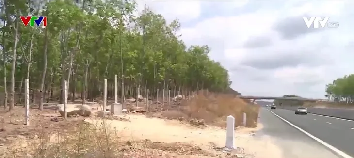 Hành lang bảo vệ bị xâm hại, cao tốc trở thành đường đua tốc độ - Ảnh 3. Hành lang bảo vệ bị xâm hại, cao tốc trở thành đường đua tốc độ - Ảnh 3.