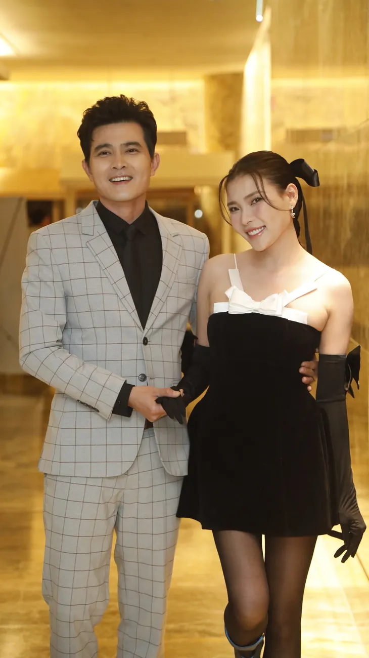 Thuý Diễm chấn thương được bạn diễn bế lên sân khấu họp báo Trạm cứu hộ trái tim - Ảnh 3. Thuý Diễm chấn thương được bạn diễn bế lên sân khấu họp báo Trạm cứu hộ trái tim - Ảnh 3.