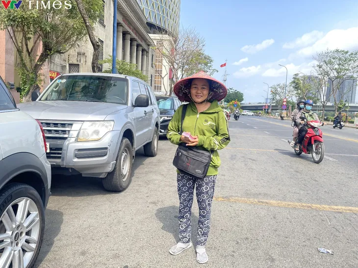 TP Hồ Chí Minh: Người lao động mưu sinh dưới thời tiết nắng nóng - Ảnh 2. TP Hồ Chí Minh: Người lao động mưu sinh dưới thời tiết nắng nóng - Ảnh 2.