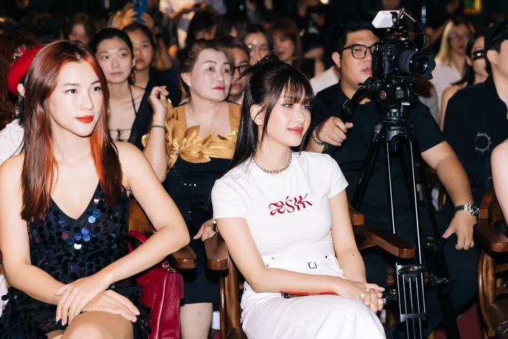 Nữ ca sĩ sinh năm 2000 mang loạt trò chơi dân gian vào album đầu tay vừa ra mắt - Ảnh 2. Nữ ca sĩ sinh năm 2000 mang loạt trò chơi dân gian vào album đầu tay vừa ra mắt - Ảnh 2.