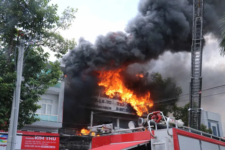 Cháy lớn tại gara sửa ô tô ở Cần Thơ - Ảnh 1. Cháy lớn tại gara sửa ô tô ở Cần Thơ - Ảnh 1.