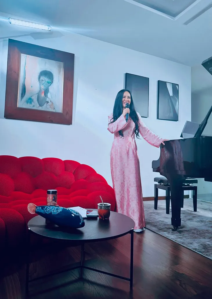 Diva Hồng Nhung lần đầu mở livestream hát tại tư gia, mừng sinh nhật nhạc sĩ Trịnh Công Sơn - Ảnh 1. Diva Hồng Nhung lần đầu mở livestream hát tại tư gia, mừng sinh nhật nhạc sĩ Trịnh Công Sơn - Ảnh 1.