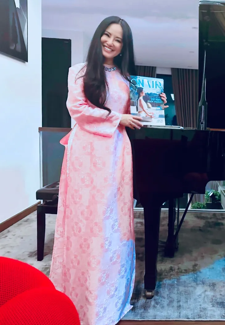 Diva Hồng Nhung lần đầu mở livestream hát tại tư gia, mừng sinh nhật nhạc sĩ Trịnh Công Sơn - Ảnh 4. Diva Hồng Nhung lần đầu mở livestream hát tại tư gia, mừng sinh nhật nhạc sĩ Trịnh Công Sơn - Ảnh 4.
