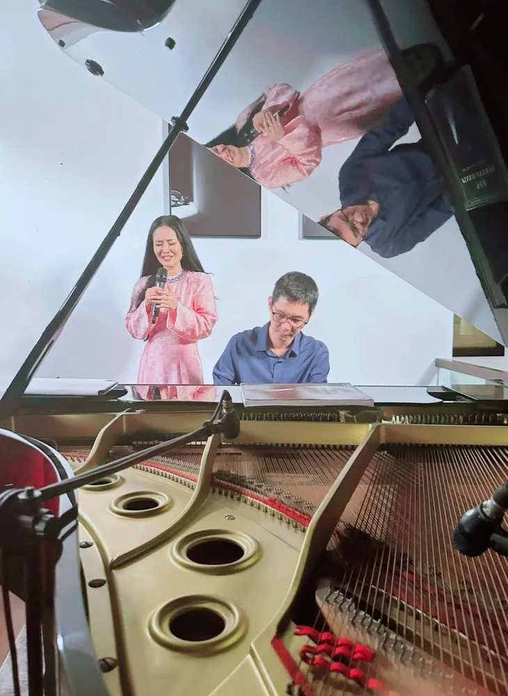 Diva Hồng Nhung lần đầu mở livestream hát tại tư gia, mừng sinh nhật nhạc sĩ Trịnh Công Sơn - Ảnh 2. Diva Hồng Nhung lần đầu mở livestream hát tại tư gia, mừng sinh nhật nhạc sĩ Trịnh Công Sơn - Ảnh 2.