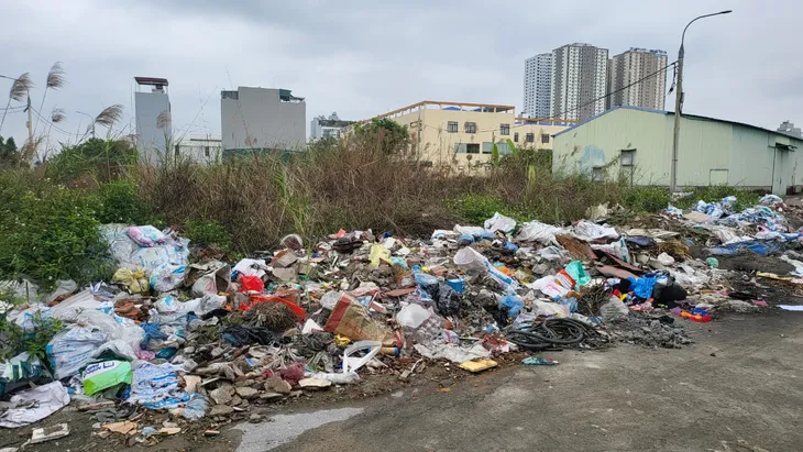 Hà Nội: Rác tràn lan, đốt lộ thiên tại Lai Xá (huyện Hoài Đức) - Ảnh 10. Hà Nội: Rác tràn lan, đốt lộ thiên tại Lai Xá (huyện Hoài Đức) - Ảnh 10.