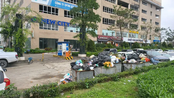 Hà Nội: Rác tràn lan, đốt lộ thiên tại Lai Xá (huyện Hoài Đức) - Ảnh 1. Hà Nội: Rác tràn lan, đốt lộ thiên tại Lai Xá (huyện Hoài Đức) - Ảnh 1.