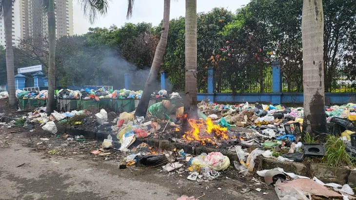 Hà Nội: Rác tràn lan, đốt lộ thiên tại Lai Xá (huyện Hoài Đức) - Ảnh 3. Hà Nội: Rác tràn lan, đốt lộ thiên tại Lai Xá (huyện Hoài Đức) - Ảnh 3.