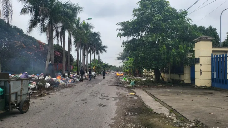 Hà Nội: Rác tràn lan, đốt lộ thiên tại Lai Xá (huyện Hoài Đức) - Ảnh 4. Hà Nội: Rác tràn lan, đốt lộ thiên tại Lai Xá (huyện Hoài Đức) - Ảnh 4.