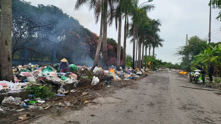 Hà Nội: Rác tràn lan, đốt lộ thiên tại Lai Xá (huyện Hoài Đức) - Ảnh 5. Hà Nội: Rác tràn lan, đốt lộ thiên tại Lai Xá (huyện Hoài Đức) - Ảnh 5.