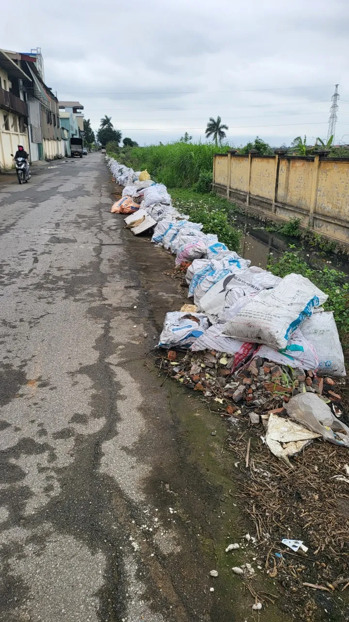 Hà Nội: Rác tràn lan, đốt lộ thiên tại Lai Xá (huyện Hoài Đức) - Ảnh 7. Hà Nội: Rác tràn lan, đốt lộ thiên tại Lai Xá (huyện Hoài Đức) - Ảnh 7.