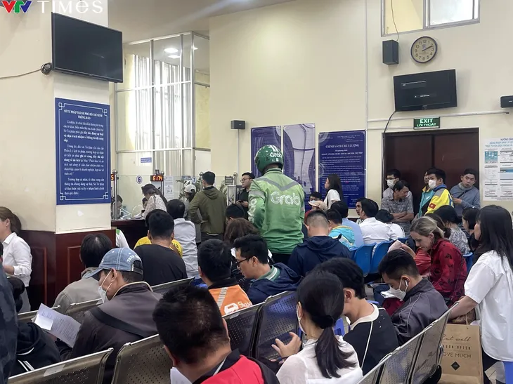 TP Hồ Chí Minh: Người dân vẫn còn đợi hàng giờ để được cấp lý lịch tư pháp - Ảnh 4.
