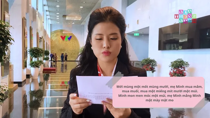 BTV Thời sự Hữu Bằng xoắn lưỡi với thử thách Vua Tiếng Việt 2024 - Ảnh 2. BTV Thời sự Hữu Bằng xoắn lưỡi với thử thách Vua Tiếng Việt 2024 - Ảnh 2.