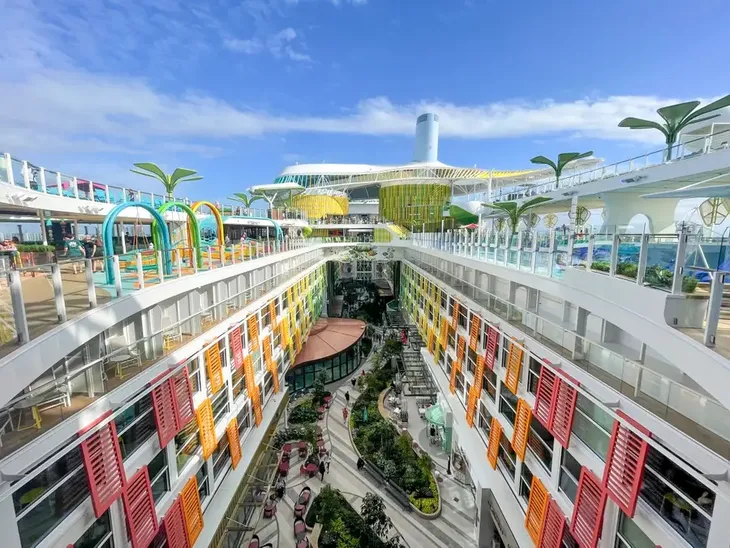 Có gì trên con tàu du lịch lớn nhất thế giới Icon of the Seas khởi hành mới đây? - Ảnh 1. Có gì trên con tàu du lịch lớn nhất thế giới Icon of the Seas khởi hành mới đây? - Ảnh 1.