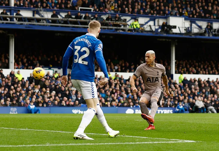 Tottenham đánh rơi chiến thắng trước Everton - Ảnh 1. Tottenham đánh rơi chiến thắng trước Everton - Ảnh 1.