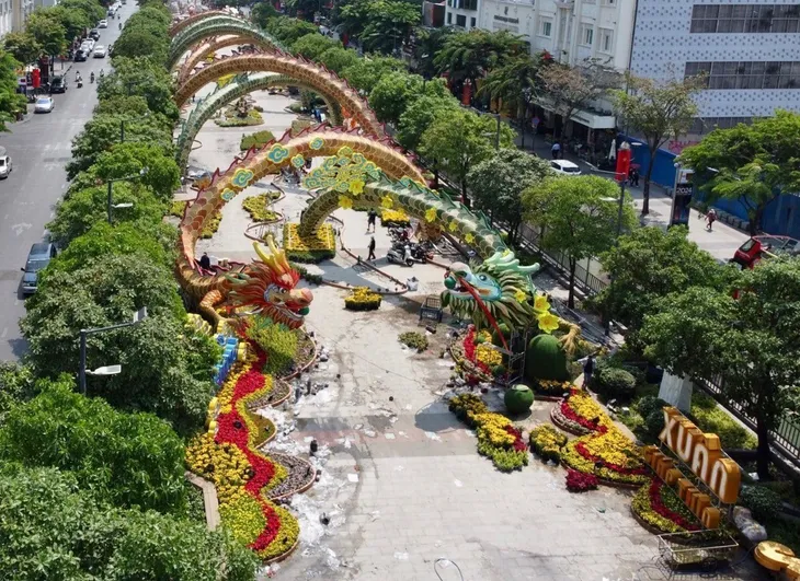 Thành phố Hồ Chí Minh trang hoàng rực rỡ đón Tết - Ảnh 1. Thành phố Hồ Chí Minh trang hoàng rực rỡ đón Tết - Ảnh 1.