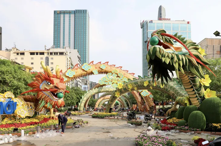 Thành phố Hồ Chí Minh trang hoàng rực rỡ đón Tết - Ảnh 3. Thành phố Hồ Chí Minh trang hoàng rực rỡ đón Tết - Ảnh 3.