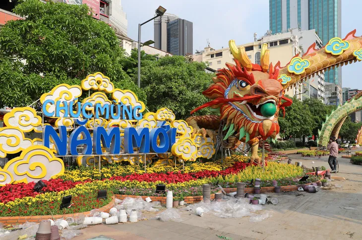 Thành phố Hồ Chí Minh trang hoàng rực rỡ đón Tết - Ảnh 2. Thành phố Hồ Chí Minh trang hoàng rực rỡ đón Tết - Ảnh 2.