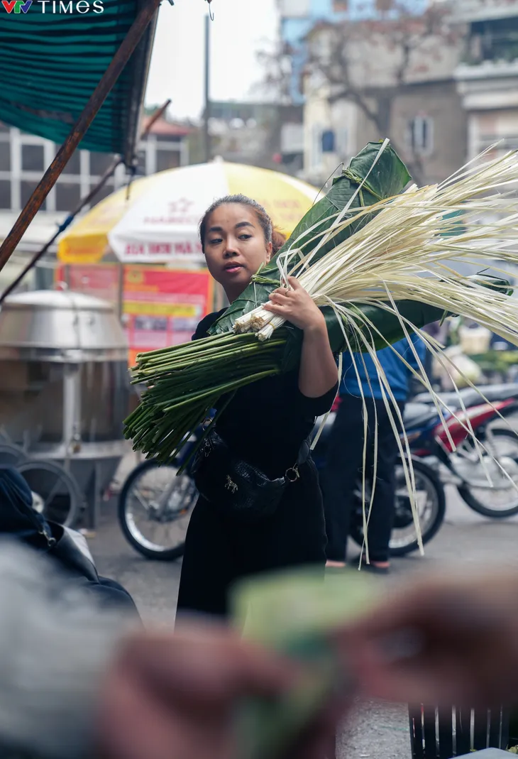 Hà Nội: Nhộn nhịp chợ lá dong ngày cận Tết - Ảnh 10.