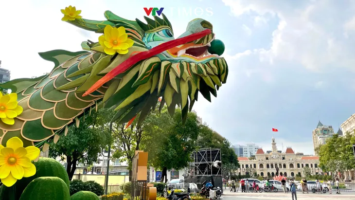 Linh vật rồng khổng lồ ở đường hoa Nguyễn Huệ sắp ra mắt người dân TP Hồ Chí Minh - Ảnh 4. Linh vật rồng khổng lồ ở đường hoa Nguyễn Huệ sắp ra mắt người dân TP Hồ Chí Minh - Ảnh 4.