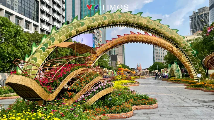 Linh vật rồng khổng lồ ở đường hoa Nguyễn Huệ sắp ra mắt người dân TP Hồ Chí Minh - Ảnh 6. Linh vật rồng khổng lồ ở đường hoa Nguyễn Huệ sắp ra mắt người dân TP Hồ Chí Minh - Ảnh 6.