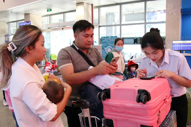 Sân bay Tân Sơn Nhất chật kín người về quê đón Tết - Ảnh 3. Sân bay Tân Sơn Nhất chật kín người về quê đón Tết - Ảnh 3.
