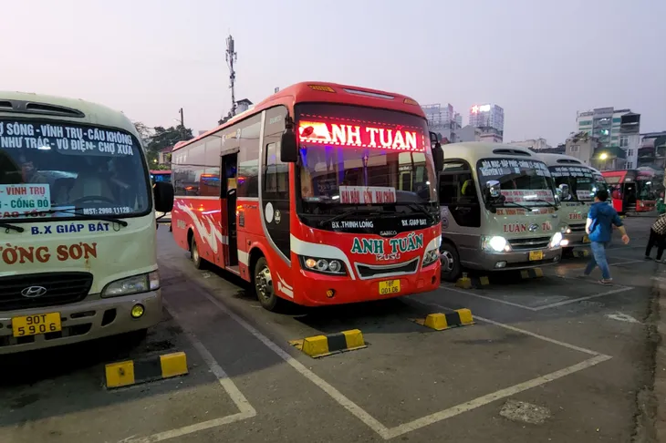 Bến xe tăng chuyến, không thiếu xe phục vụ khách dịp Tết - Ảnh 1. Bến xe tăng chuyến, không thiếu xe phục vụ khách dịp Tết - Ảnh 1.