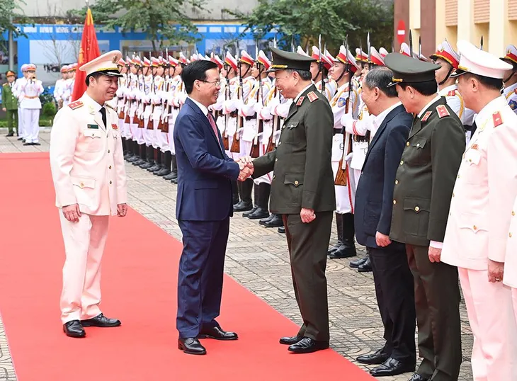 Chủ tịch nước Võ Văn Thưởng thăm Bộ Tư lệnh Cảnh vệ và Cảnh sát cơ động - Ảnh 1. Chủ tịch nước Võ Văn Thưởng thăm Bộ Tư lệnh Cảnh vệ và Cảnh sát cơ động - Ảnh 1.