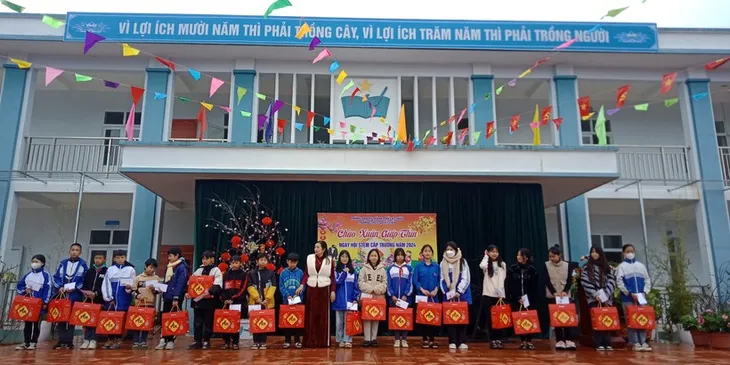 Học sinh bắt đầu bước vào kì nghỉ Tết Nguyên đán 2024 - Ảnh 2. Học sinh bắt đầu bước vào kì nghỉ Tết Nguyên đán 2024 - Ảnh 2.