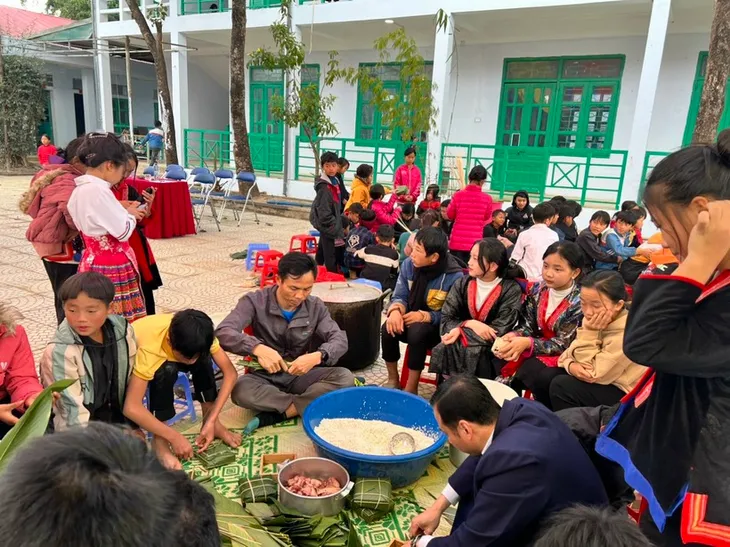 Học sinh bắt đầu bước vào kì nghỉ Tết Nguyên đán 2024 - Ảnh 1. Học sinh bắt đầu bước vào kì nghỉ Tết Nguyên đán 2024 - Ảnh 1.