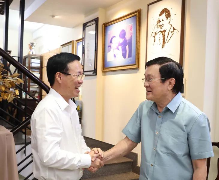 Chủ tịch nước Võ Văn Thưởng dâng hương, chúc Tết nguyên lãnh đạo Đảng, Nhà nước - Ảnh 2. Chủ tịch nước Võ Văn Thưởng dâng hương, chúc Tết nguyên lãnh đạo Đảng, Nhà nước - Ảnh 2.