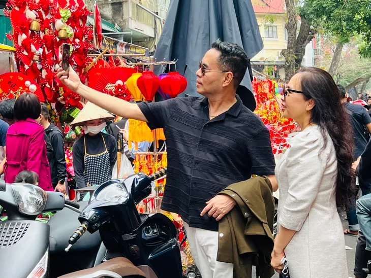 Phố cổ Hà Nội rực rỡ không khí Tết truyền thống - Ảnh 6. Phố cổ Hà Nội rực rỡ không khí Tết truyền thống - Ảnh 6.