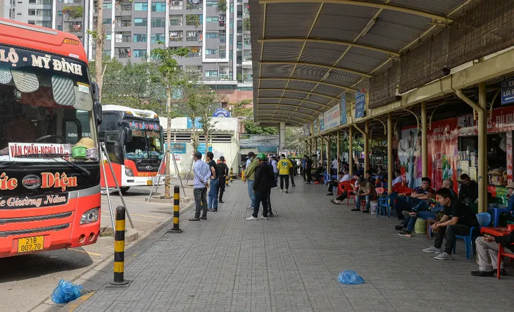Bến xe, ga tàu Hà Nội đông đúc ngày giáp Tết nhưng không quá tải - Ảnh 1. Bến xe, ga tàu Hà Nội đông đúc ngày giáp Tết nhưng không quá tải - Ảnh 1.