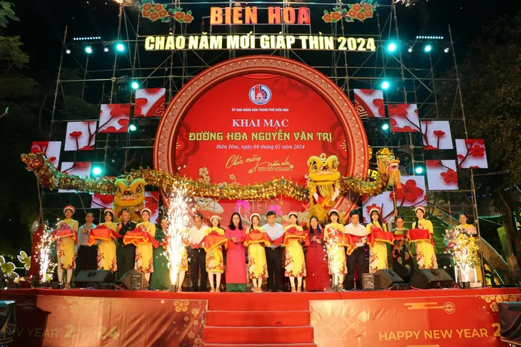 Đường hoa Tết Nguyễn Văn Trị 2024 ghi dấu 325 năm Biên Hòa - Đồng Nai - Ảnh 1. Đường hoa Tết Nguyễn Văn Trị 2024 ghi dấu 325 năm Biên Hòa - Đồng Nai - Ảnh 1.