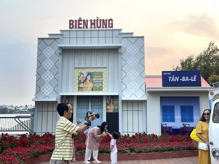 Đường hoa Tết Nguyễn Văn Trị 2024 ghi dấu 325 năm Biên Hòa - Đồng Nai - Ảnh 2. Đường hoa Tết Nguyễn Văn Trị 2024 ghi dấu 325 năm Biên Hòa - Đồng Nai - Ảnh 2.