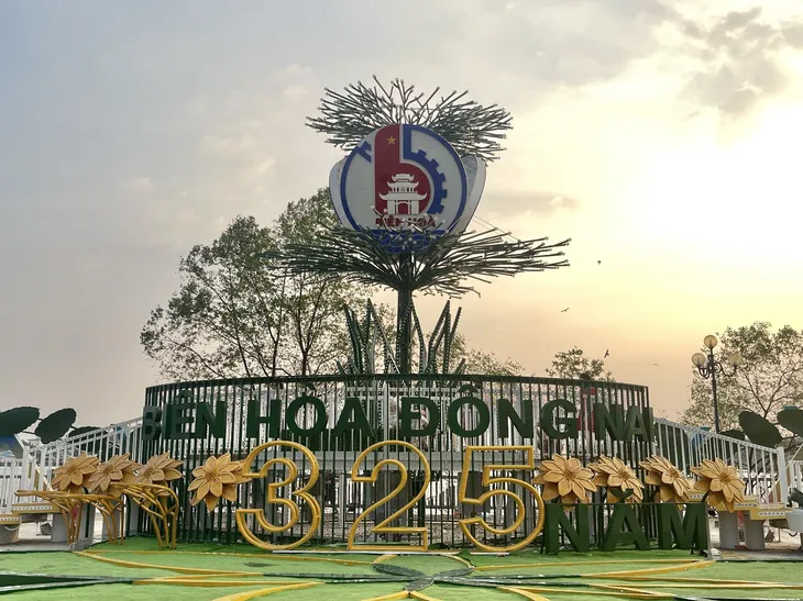 Đường hoa Tết Nguyễn Văn Trị 2024 ghi dấu 325 năm Biên Hòa - Đồng Nai - Ảnh 5. Đường hoa Tết Nguyễn Văn Trị 2024 ghi dấu 325 năm Biên Hòa - Đồng Nai - Ảnh 5.