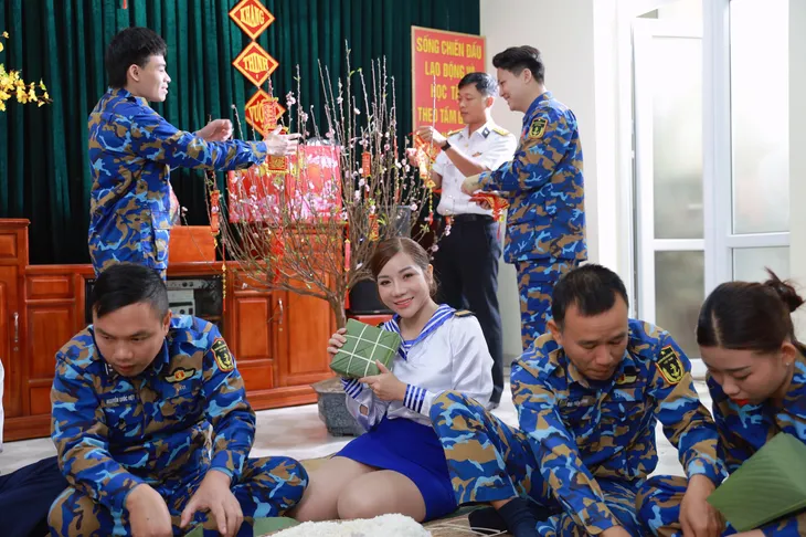 Xuân Trường Sa - Món quà Xuân nghĩa tình của ca sĩ Hồng Hạnh và nhạc sĩ An Hiếu - Ảnh 2. Xuân Trường Sa - Món quà Xuân nghĩa tình của ca sĩ Hồng Hạnh và nhạc sĩ An Hiếu - Ảnh 2.