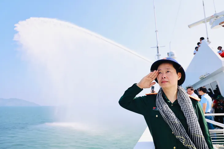 Xuân Trường Sa - Món quà Xuân nghĩa tình của ca sĩ Hồng Hạnh và nhạc sĩ An Hiếu - Ảnh 3. Xuân Trường Sa - Món quà Xuân nghĩa tình của ca sĩ Hồng Hạnh và nhạc sĩ An Hiếu - Ảnh 3.