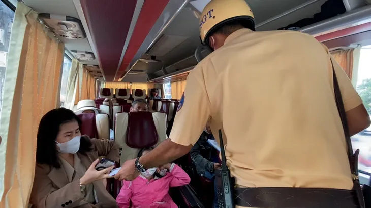 TP Hồ Chí Minh: Xe giường nằm 40 chỗ chở 64 người - Ảnh 3. TP Hồ Chí Minh: Xe giường nằm 40 chỗ chở 64 người - Ảnh 3.